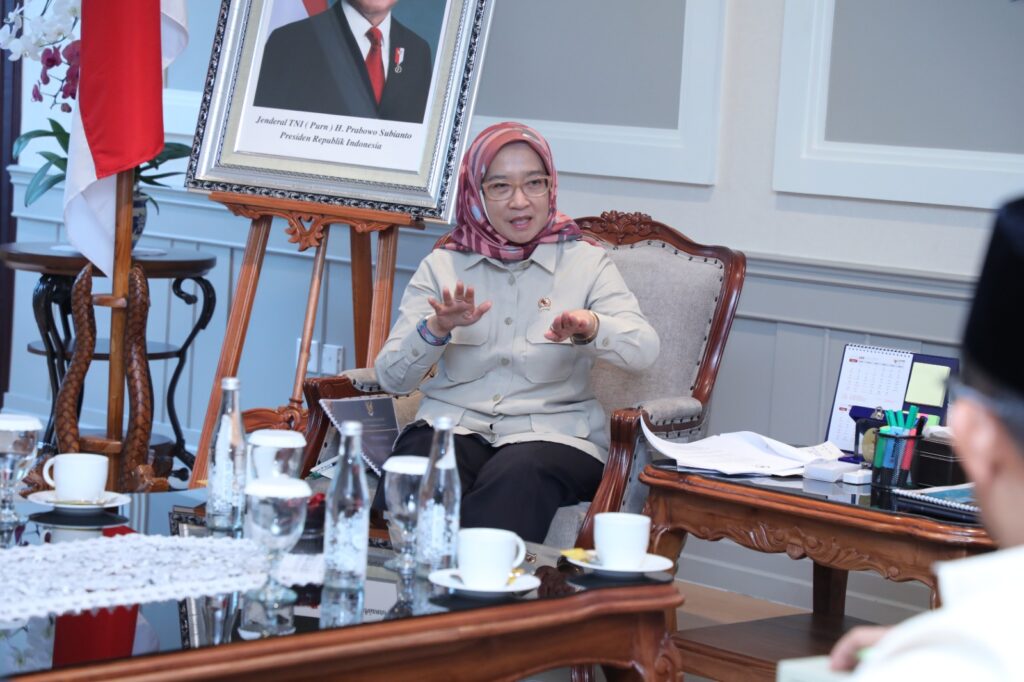 Selamat! Guru Honorer dengan Masa Kerja >2 Tahun Bakal Dapat Gaji Setara UMP/UMK