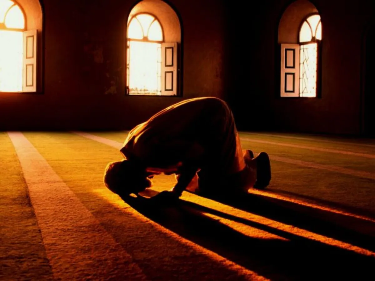 Salat Tapi Dibenci Allah? Kenali 3 Ciri Utama Orang Munafik dalam Salatnya