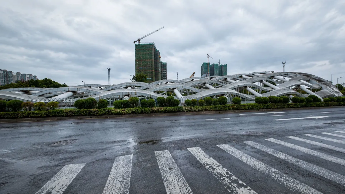 Bukan Rekayasa CGI! Atap Raksasa Bergelombang di China Ini Terasa Seperti Pintu Masuk ke Dimensi Lain