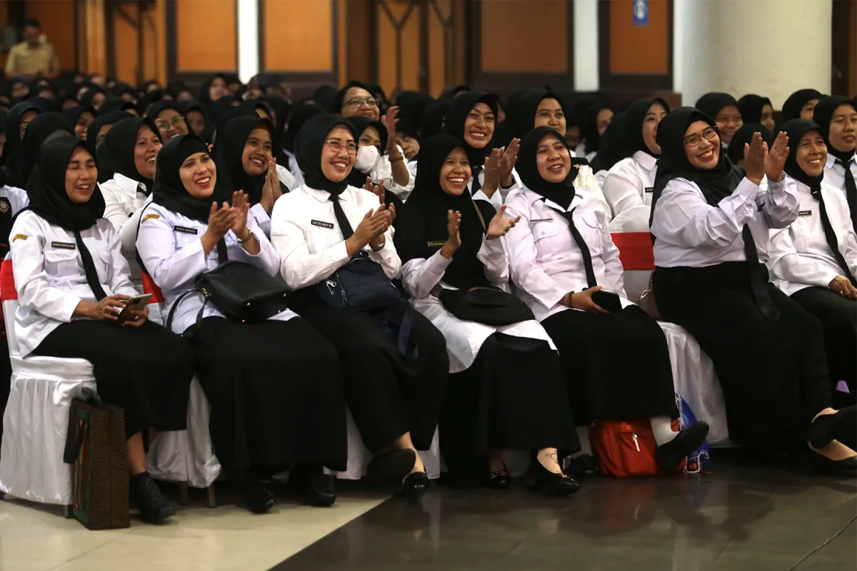 Gaji Bidan Rp1,2 Juta Terungkap, DPR Dorong Nakes PPPK Diangkat PNS Tahun 2027
