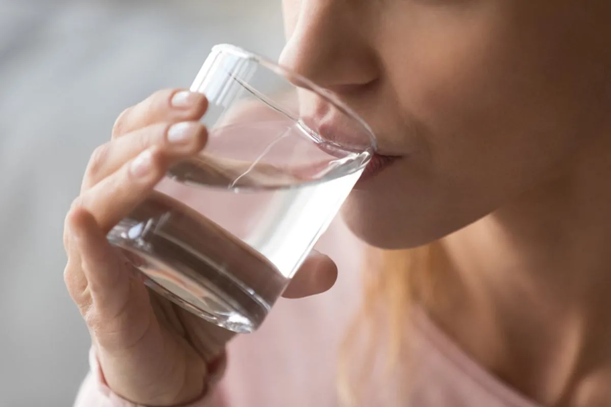 10 Tanda Kamu Minum Air Putih Terlalu Banyak, Justru Berisiko