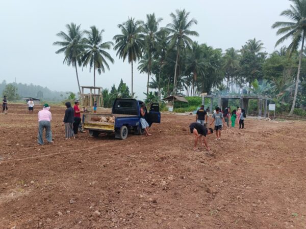 Semangat Kebersamaan Warnai Kerja Bakti Pembersihan Lapangan Dusun II Desa Bungko