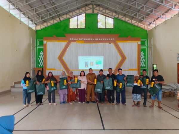 Pemdes Bungko Edukasi Warga Manfaatkan Kompos Bag dan EM4 untuk Kelola Sampah Organik